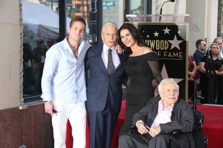 Als Michael Douglas im November letzten Jahres mit dem langersehnten Stern in Los Angeles geehrt wurde, kam seine bekannte F...