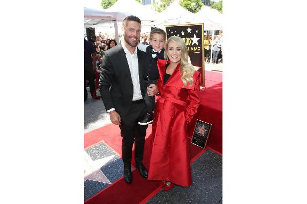 Etwas übersichtlicher sah es da bei Carrie Underwood aus. Als die Country-Sängerin 2018 ihren Stern bekam, hatte sie mit ihr...