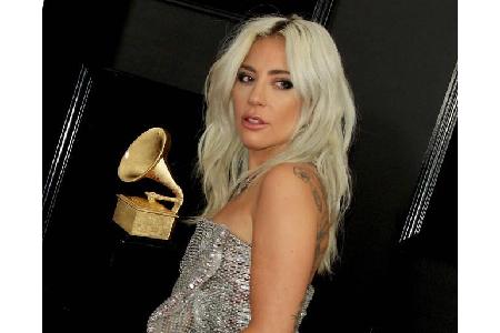 Lady Gaga war einer der Stars des Abends. Für den Song 'Shallow' aus dem Film 'A Star is Born' strich die Sängerin gleich zw...