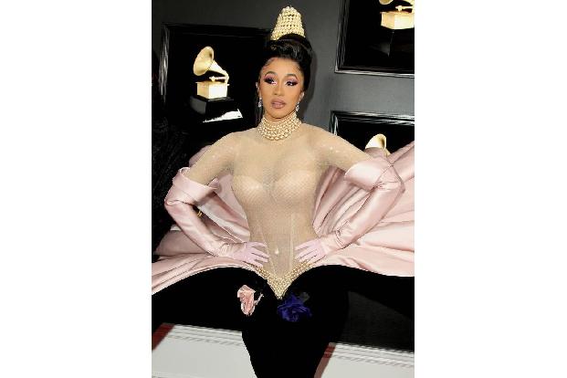 Nach ihrem Grammy-Gewinn am Sonntagabend brach ein Shitstorm auf Social Media los. Cardi B machte das nicht mit und kehrte I... Nach ihrem Grammy-Gewinn am Sonntagabend brach ein Shitstorm auf Social Media los. Cardi B machte das nicht mit und kehrte I...