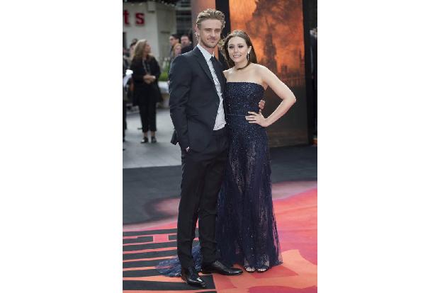 ...besser laufen können, denn 2014 verlobte sich die brünette Schönheit mit Boyd Holbrook, dem Schauspieler, der aus 'Narcos...