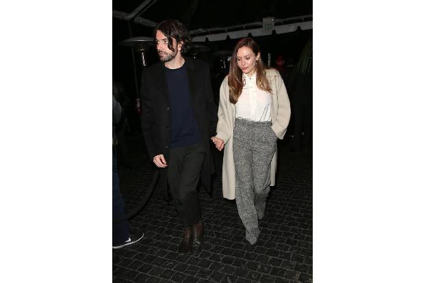 ...datet sie Robbie Arnett, das Bandmitglied von Milo Greene. Gleichzeitig schafft sie es, große Blockbuster wie 'Captain Am...