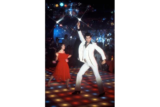 …ganz so gut, wie die volle Mähne, die er noch zu Zeiten von 'Saturday Night Fever' hatte. An der Seite von Karen Lynn Gorne...