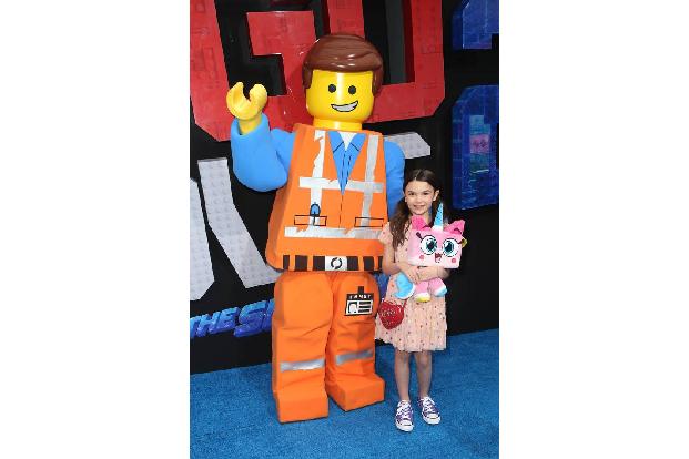 ...für die kleinen Fans wie Kinderstar Brooklynn Prince war das überdimensional große Lego-Männchen das absolute Highlight a...