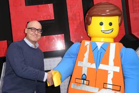 ...hat Mike Mitchell dabei geholfen, die Figuren zum Leben zu erwecken. Der Regisseur und sein Lego-Star Emmet sind ein abso...