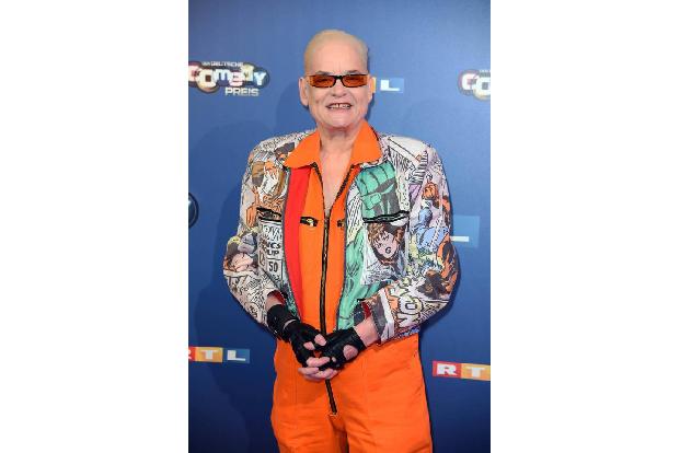 Bunt, bunter, Hella von Sinnen – der gefeierte TV-Star mag es ausgefallen. Dabei hat sich Hella im Laufe ihrer Karriere als ... Bunt, bunter, Hella von Sinnen – der gefeierte TV-Star mag es ausgefallen. Dabei hat sich Hella im Laufe ihrer Karriere als ...