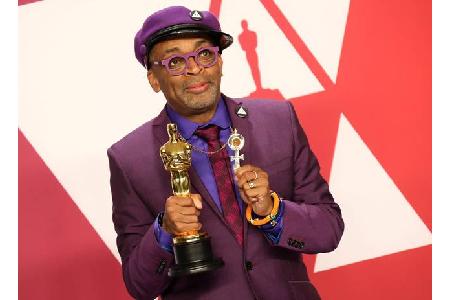 …Spike Lee seinen Oscar im Griff. Er räumte in der Kategorie 'Bestes adaptiertes Drehbuch' für 'BlackKklansman' ab, nahm sic...