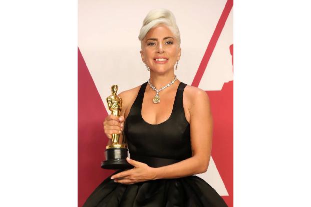 …Lady Gaga zu ihrem Oscar-Sieg trug! Die Diamantenhalskette mit stattlichen 128.54 Karat stammt aus dem Haus Tiffany & Co. u...