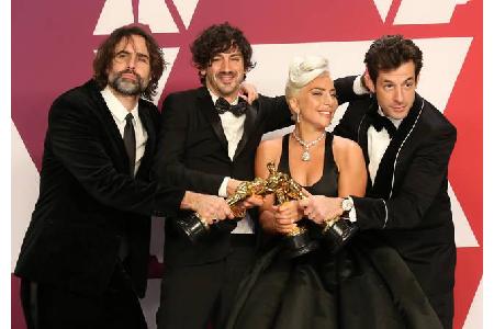 …Geschmeide also, um den Oscar für den besten Song zu feiern. Ihren Sieg teilte Lady Gaga mit Andrew Wyatt, Anthony Rossoman...