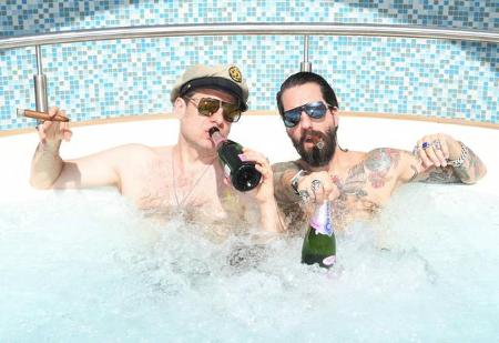 ...Boss Hoss aka Alec Völkel und Sascha Vollmer, die sich wie kultivierte Gentlemen im Pool entspannen. Alec erklärt gegenüb...