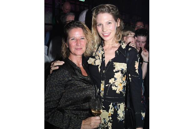 ...Sarah Brandner, die ehemalige Freundin von Fußball-Star Bastian Schweinsteiger, hat ihre Mama Sabine mitgebracht. Das Pow...