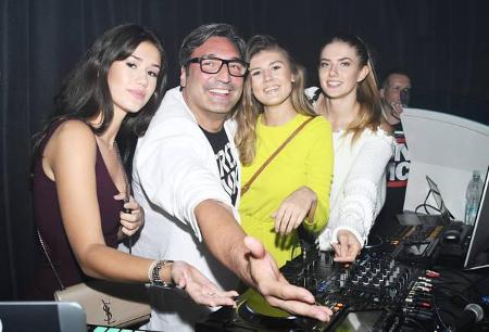 ...Mousse T, der sein DJ-Pult zumindest für ein Promofoto für Isabelle Faber-Castell, Caprice Peschel und Alica Schmidt frei...