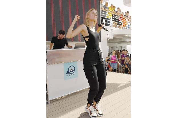 Glasperlenspiel nutzte das Engagement auf der PLACE TO B Cruise als Vorbereitung. Frontfrau Carolin Niemzyk erklärt gegenübe...
