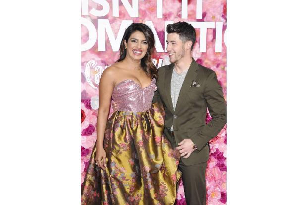 Klar, dass sie ihren frisch gebackenen Ehemann, den Sänger Nick Jonas, dann auch gleich zum großen Event in Los Angeles mitb...