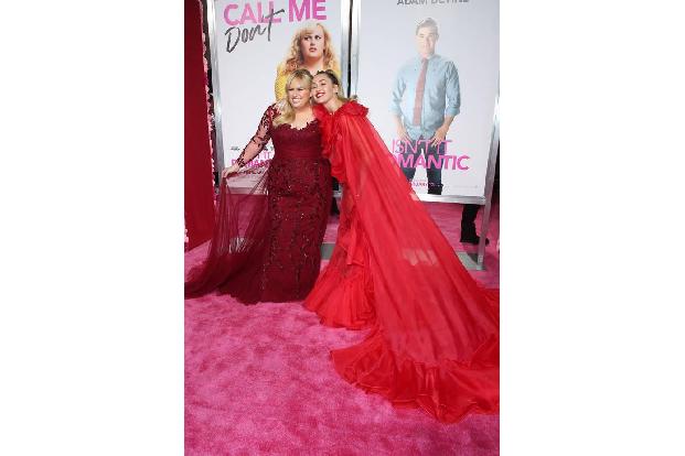 ...Problem für Miley, die die Gelegenheit einfach dazu nutzte, einen ausgiebigen Plausch mit Rebel Wilson auf dem roten Tepp...
