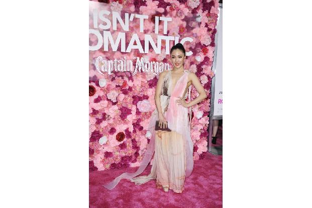 Constance Wu ist seit ihrer Rolle als Rachel Chu in 'Crazy Rich Asians' ein Superstar. Da hagelt es natürlich Einladungen au...