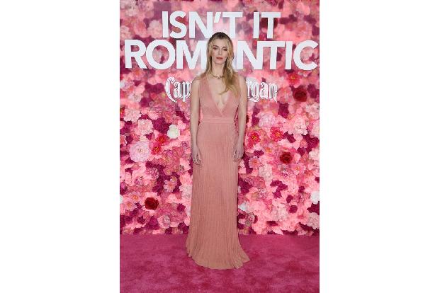 Betty Gilpin spielt in 'Isn't It Romantic' die beste Freundin von Hauptdarstellerin Rebel Wilson. Erst im vergangenen Monat ...