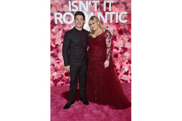 Gibt es ein Happy End für Rebel Wilson und Adam DeVine? Ab dem 28. Februar ist 'Isn't It Romantic' auf Netflix zu sehen, dan...