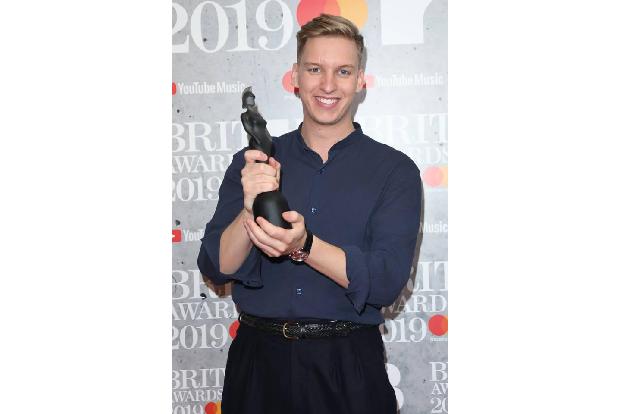 ,,,mit gleich zwei Nominierungen angereist und darf sich jetzt bester britischer Solokünstler nennen. Den Preis für das best...