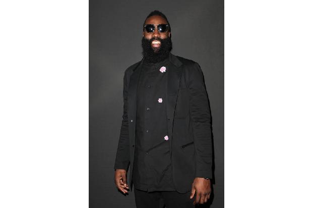 ...Romanze zu James Harden nicht. Khloé hatte den Basketball-Spieler 2015 auf Kanye Wests Geburtstagsparty kennen gelernt. J...