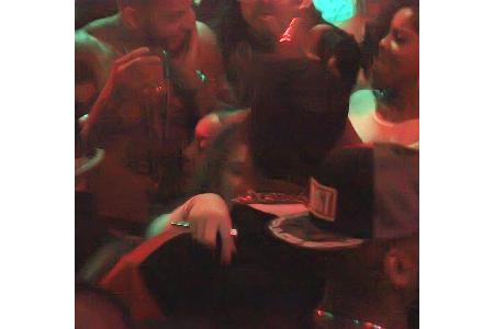 ...vier Monate mit dem Rapper The Game zusammen, der hier verschwommen auf einem Partybild mit seiner damaligen Liebsten zu ...