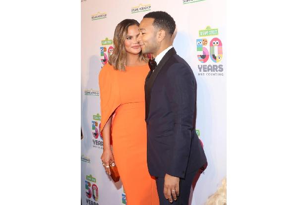 Der Mann von Model Chrissy Teigen beließ es aber nicht bei Freudenbekundungen, sondern forderte seine Fans auch zum Handeln ...