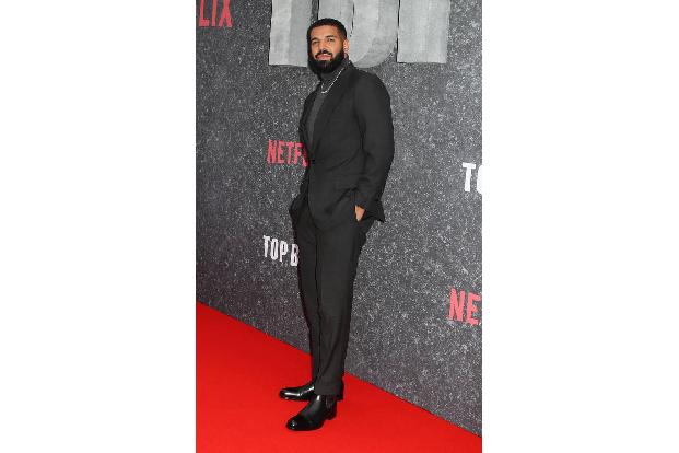 ...Drake ist, wie Natalie Portman, jüdisch und feiert somit Channuka statt Weihnachten. Mit dem Fest wird die Wiedereinweihu...