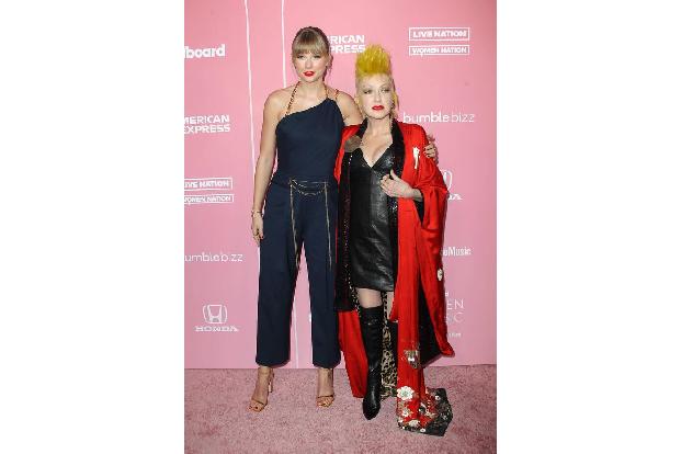 Da ließ es sich auch Cyndi Lauper nicht nehmen, ihrer jungen Kollegin auf dem roten Teppich zu gratulieren.