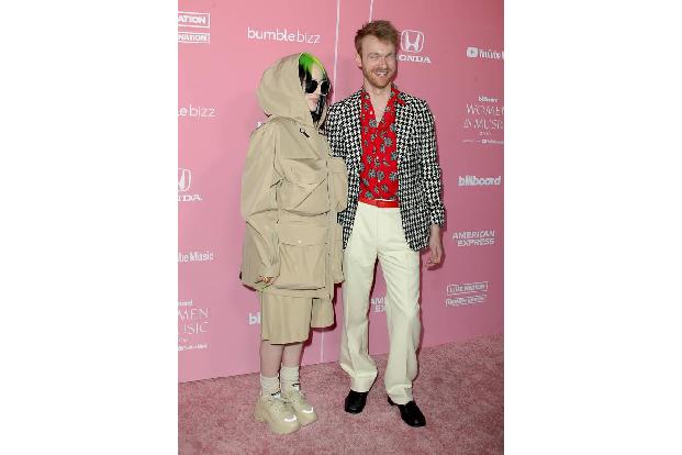 ...Atem verschlagen. Billie Eilish erschien in Begleitung ihres Bruders Finneas, mit dem sie auch gemeinsam Songs schreibt. ...