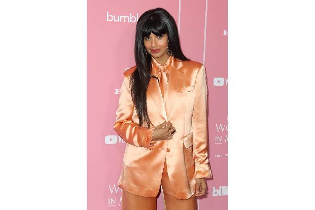 Auch Jameela Jamil hatte einen wichtigen Job am Awards-Abend: Der Schauspielerin kam die Ehre zuteil, Taylor Swift ihren Pre...
