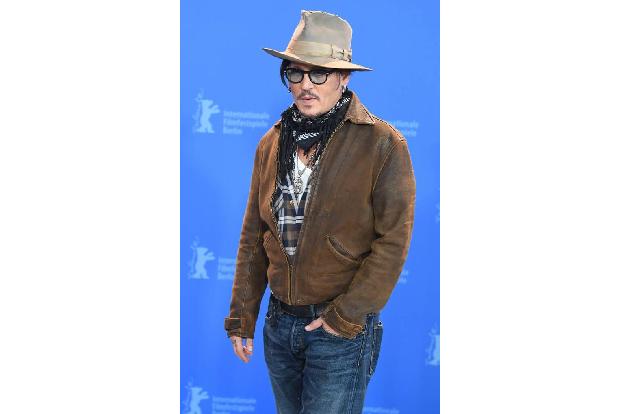 ...die 'Sun' vor Gericht zu gehen. Das Blatt hatte etwa über die Schwangerschaft Johnnys damaliger Freundin Vanessa Paradis ...