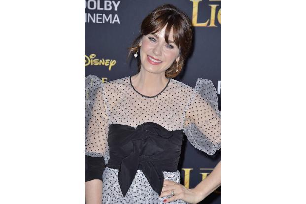 Zooey Deschanel ist offiziell wieder Single, nachdem ihre Scheidung von Produzent Jacob Pechenik vollzogen wurde. Zuvor war ...