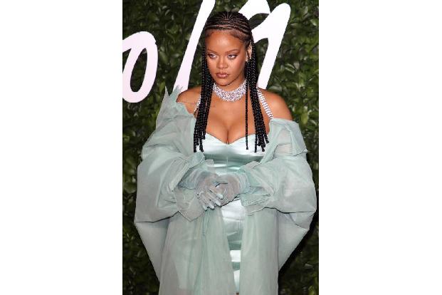 Dass Rihanna die wohlhabendste Musikerin der Welt ist, verdankt der Star unter anderem auch Fenty Beauty. 2017 wurde ihre Be...