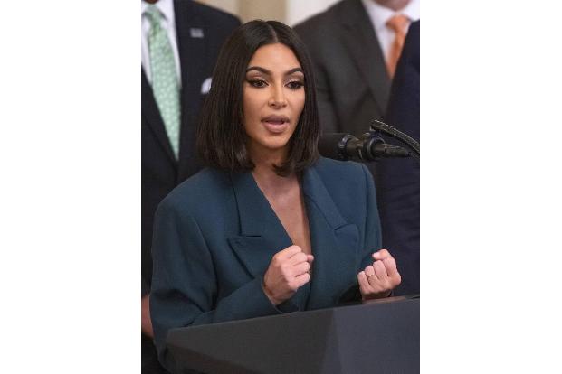 Ihre Schwester Kim Kardashian versucht sich ebenfalls mit KKW Beauty auf dem Kosmetikmarkt zu behaupten. Die beiden Schweste...