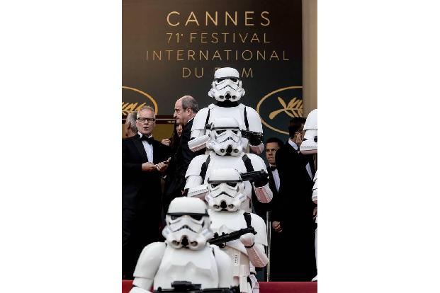 Mehrere Superstars haben unbemerkt einen Cameo als Teil der imperialen Sturmtruppen hingelegt. Unter der Uniform verbargen s...