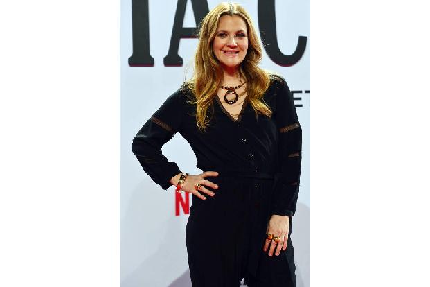 Drew Barrymore sagte sich mit 15 per Gericht von ihren eigenen Eltern los. Seitdem hat sie kaum noch Kontakt. 