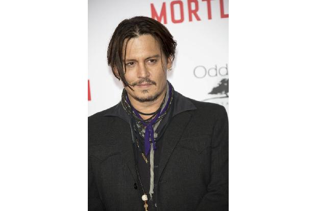 Mit seiner Performance versucht Johnny Depp, Menschen zusammenzubringen. Dafür nutzt er unter anderem seinen neuen Instagram...