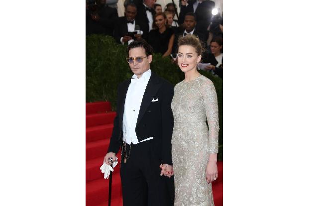 ...mahlen derweil die Räder, was den Prozess Depp vs Heard angeht. Johnny Exfrau Amber Heard beschuldigt Johnny nämlich der ...