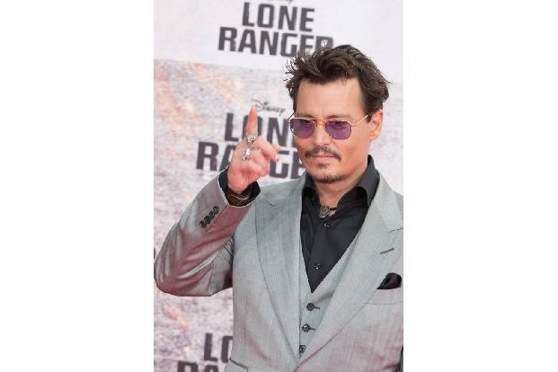 Der Rosenkrieg könnte noch schmutziger werden. Johnny lenkt sich mit Kunst ab, hat gerade erst ein Gemälde fertig gestellt, ...