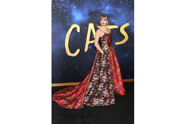 ...ihre Kollegin Taylor Swift getan. Sie bedankte sich bei Fans, die immer für sie da sind. Doch auch Hilfsorganisationen ha...