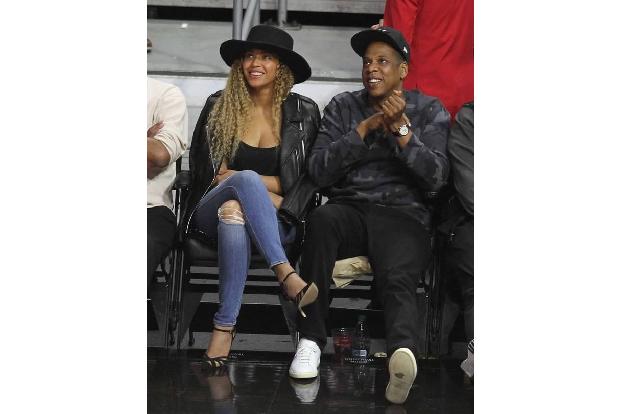 Jay-Z soll monatelang etwas mit der Reality-Beauty Casey Cohen gehabt haben. Die beiden sollen mindestens einmal im Monat au...