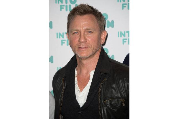 Im Mai verletzte sich Daniel Craig bei den Dreharbeiten so schwer, dass er sich einer OP am Knöchel unterziehen musste — zwe...