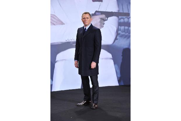 Anfang Juni kam es dann zu einem weiteren Unfall, als in den Pinewood Studios vor den Toren Londons eine kontrollierte Explo...
