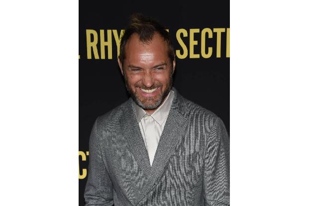 Auch Jude Law gehört zu den Stars, die gern Kinder in die Welt setzen. Bislang ist er Vater von fünf Kindern, drei davon sta...