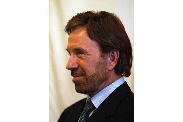 Monster schauen vorm Einschlafen unter dem Bett nach, um sich zu vergewissern, dass Chuck Norris nicht drunterliegt.