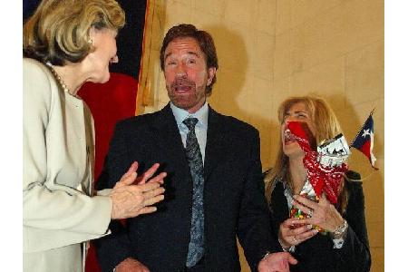 Chuck Norris kann seine Gegner mit einem schnurlosen Telefon erwürgen.