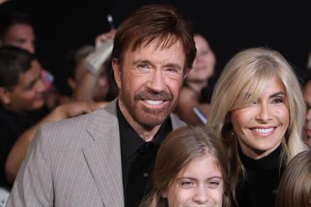 Wenn Chuck Norris mit nassen Fingern die Steckdose repariert, bekommt das Kraftwerk einen Schlag.