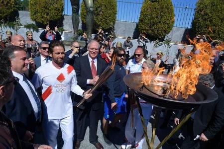 Insgesamt sollte die Fackel an acht Tagen durch Griechenland, das Ursprungsland der Olympischen Spiele, getragen werden, doc...