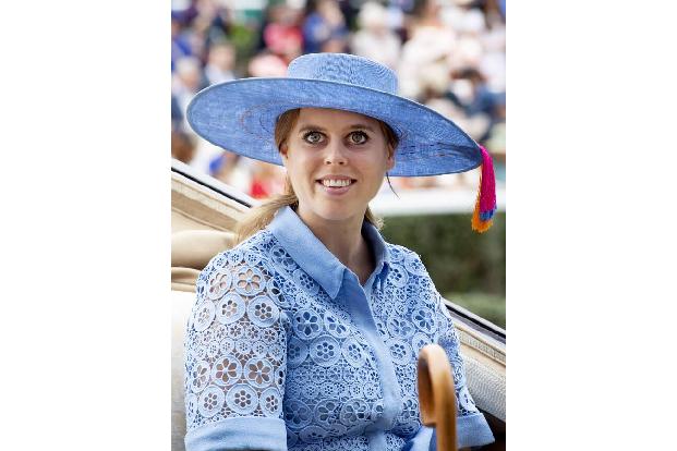 Prinzessin Beatrice hat auch kein Glück: Aufgrund des Skandals um ihren Vater Prinz Andrew sollte ihre Hochzeit ohnehin klei...