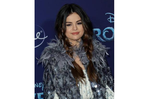 …als stark gefährdet im Falle einer Infektion mit dem tückischen Virus. Immerhin: Selena Gomez trug einen Mundschutz und Han...
